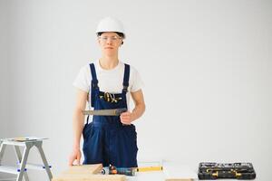 construtor dentro capacetes em uma branco fundo foto