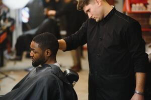 visitando barbearia. africano americano homem dentro uma à moda barbeiro fazer compras foto