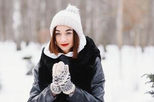 lindo jovem mulher dentro inverno ar livre. inverno conceito foto