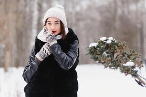 atraente jovem mulher dentro inverno Tempo ar livre. neve, feriados e estação conceito. foto
