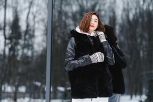 atraente jovem mulher dentro inverno Tempo ar livre. neve, feriados e estação conceito. foto