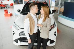 jovem casal sorridente às auto showroom. foto