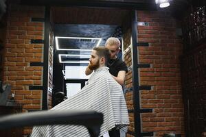 fechar-se, mestre cabeleireiro faz Penteado e estilo com tesouras e pentear. conceito barbearia foto