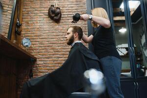 barbeiro mulher corte homem cabelo às a barbearia. mulher trabalhando Como uma cabeleireiro. pequeno o negócio conceito foto