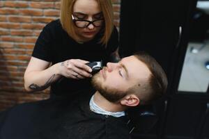 cliente durante barba barbear dentro barbeiro fazer compras foto