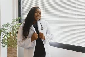 medicamento, pessoas e cuidados de saúde conceito - africano americano fêmea médico ou enfermeira às hospital. foto