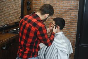 masculino corte de cabelo às a barbeiro tesoura. foto