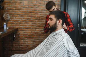masculino corte de cabelo às a barbeiro tesoura. foto