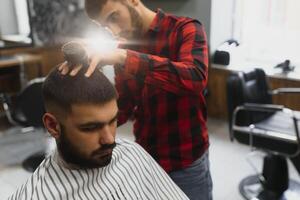 masculino corte de cabelo às a barbeiro tesoura. foto