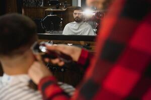 masculino corte de cabelo às a barbeiro tesoura. foto