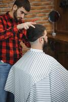 barbeiro fazer compras. homem com esposa dentro barbearia cadeira, cabeleireiro barbearia estilo dele cabelo. foto