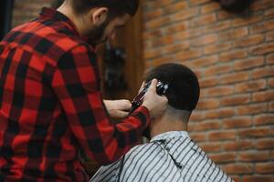 masculino corte de cabelo às a barbeiro tesoura. foto