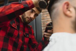 masculino corte de cabelo às a barbeiro tesoura. foto