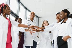 grupo do africano americano médico e enfermeira dentro hospital ala. foto