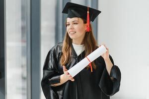 graduação aluna em pé com diploma foto