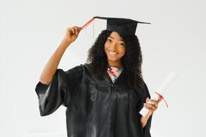 atraente fêmea africano americano universidade graduado em branco fundo foto