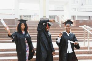 otimista jovem universidade graduados às graduação foto