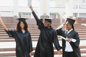 otimista jovem universidade graduados às graduação foto