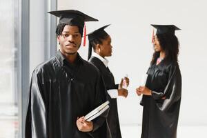 otimista jovem universidade graduados às graduação foto