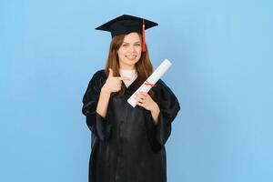 mulher graduado aluna vestindo graduação chapéu e vestido, em azul fundo foto