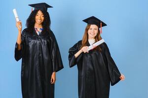 dois jovem mulheres a comemorar seus graduação com diplomas foto