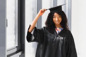 retrato do lindo afro-americano graduado foto