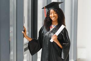 alegre estudante de graduação americano africano com diploma na mão foto