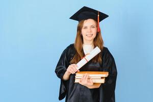 mulher graduado aluna vestindo graduação chapéu e vestido, em azul fundo foto