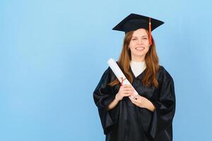 mulher graduado aluna vestindo graduação chapéu e vestido, em azul fundo foto