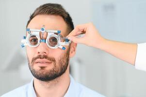 oftalmologia conceito. masculino paciente debaixo olho visão exame dentro visão oftalmológico correção clínica foto