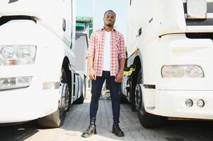 caminhão motorista homem africano americano muscular sorridente, dentro muito tempo o negócio transporte e Entrega foto