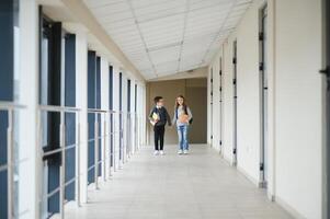 escola crianças dentro uniforme juntos dentro corredor. concepção do Educação. foto