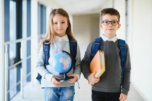 feliz escola crianças dentro corredor às escola foto