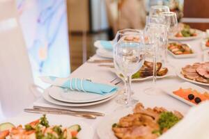 belas liderar mesas com óculos e eletrodomésticos às manhã dentro restaurante. foto