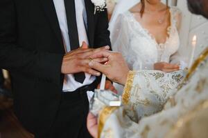 sacerdote durante uma Casamento cerimônia - nupcial massa. foto