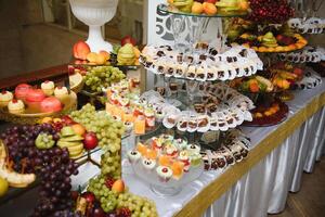 vários sobremesa com fresco fruta em bufê linha, doce. foto