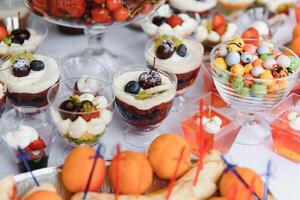 vários sobremesa com fresco fruta em bufê linha, doce. foto