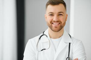 retrato do a bonito jovem médico foto