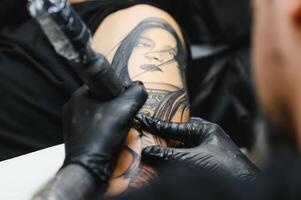 tatuador com dele máquina tatuagem em a braço com a Projeto retirou, conceito do arte e Projeto foto