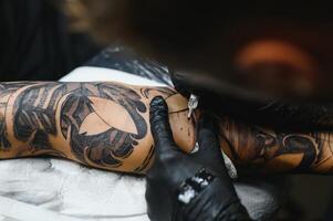 tatuador com dele máquina tatuagem em a braço com a Projeto retirou, conceito do arte e Projeto foto