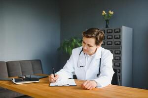 médico de meia idade feminino escrevendo prescrição foto