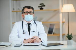 médico coloca em luvas e vestindo médico mascarar. médico conceito corona vírus. foto