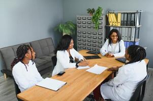 médico equipe discutindo tratamento opções com pacientes. foto