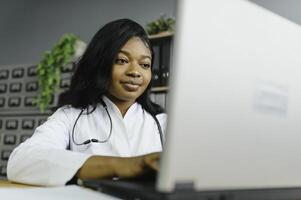 africano fêmea médico faço conectados telemedicina ligar consultar paciente. afro americano Preto mulher terapeuta falando para Câmera dentro controlo remoto conferência bater papo. Webcam visualizar, face Tiros na Cabeça. foto