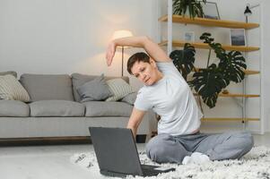 meio era mulher sorridente feliz fazendo exercício e alongamento às casa foto