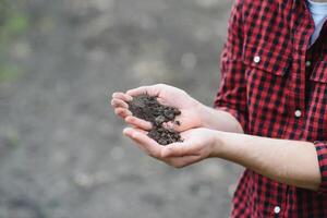 solo dentro agricultor braços. imagem com seletivo foco. foto