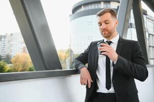 retrato do uma sorridente homem de negocios dentro uma moderno o negócio meio Ambiente foto