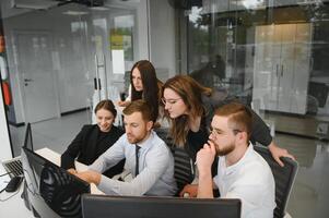 corporativo o negócio equipe e Gerente dentro uma encontro quarto às moderno escritório com panorâmico janelas. o negócio conceito foto