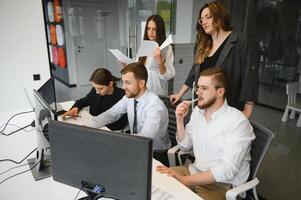 o negócio pessoas trabalhando em projeto dentro escritório foto