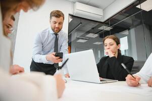 o negócio pessoas trabalhando em projeto dentro escritório foto